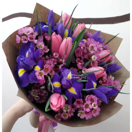 Букет с тюльпанами и ирисами &laquo;Парижанка&raquo;