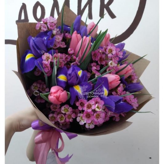 Букет с тюльпанами и ирисами &laquo;Парижанка&raquo;