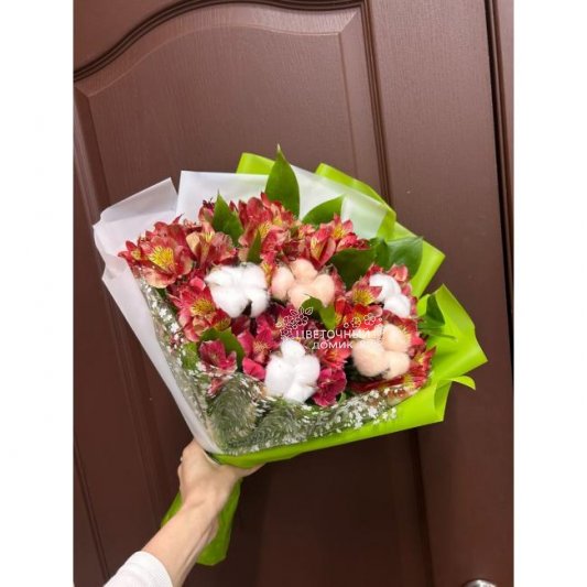 Букет из альстромерии и хлопка