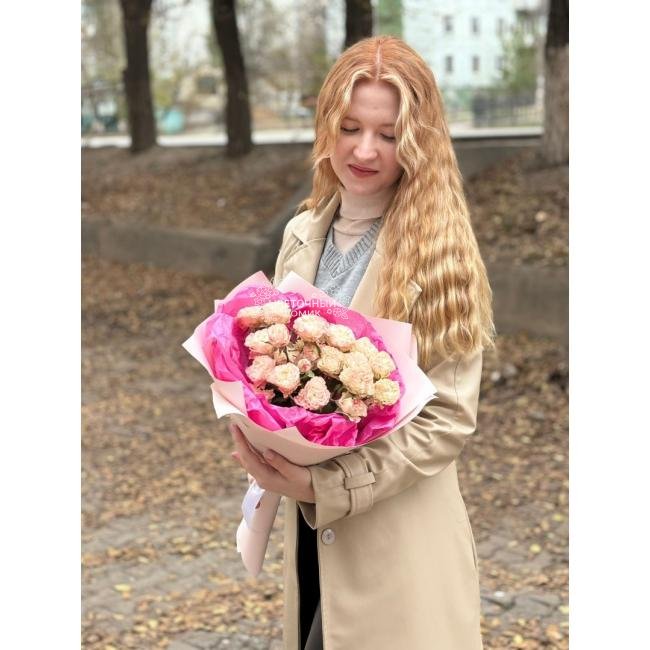 Букет из нежных кустовых роз 