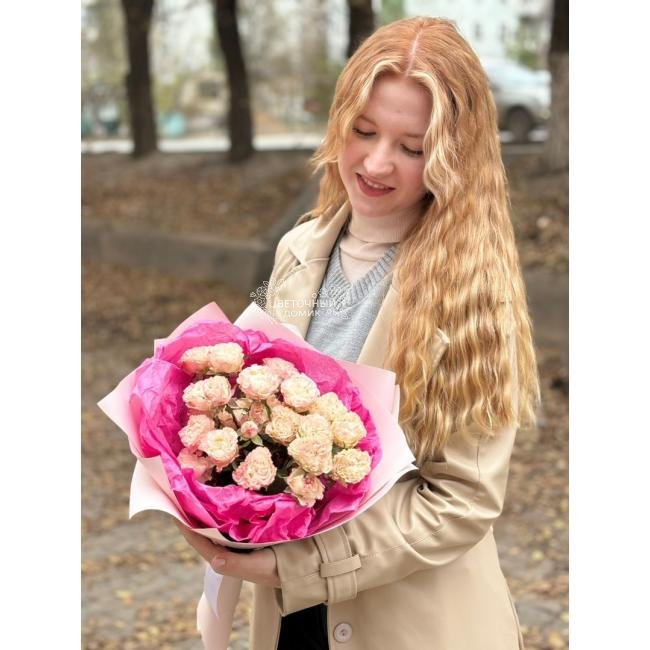 Букет из нежных кустовых роз 