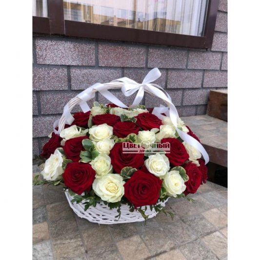51 роза в корзине
