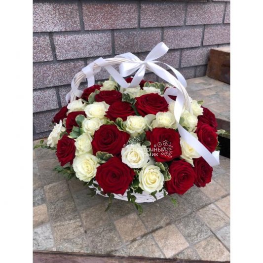 51 роза в корзине
