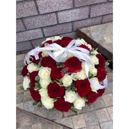 51 роза в корзине