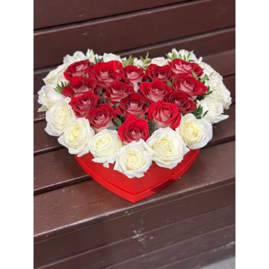 Цветы в коробке &laquo;Шикарное сердце&raquo;