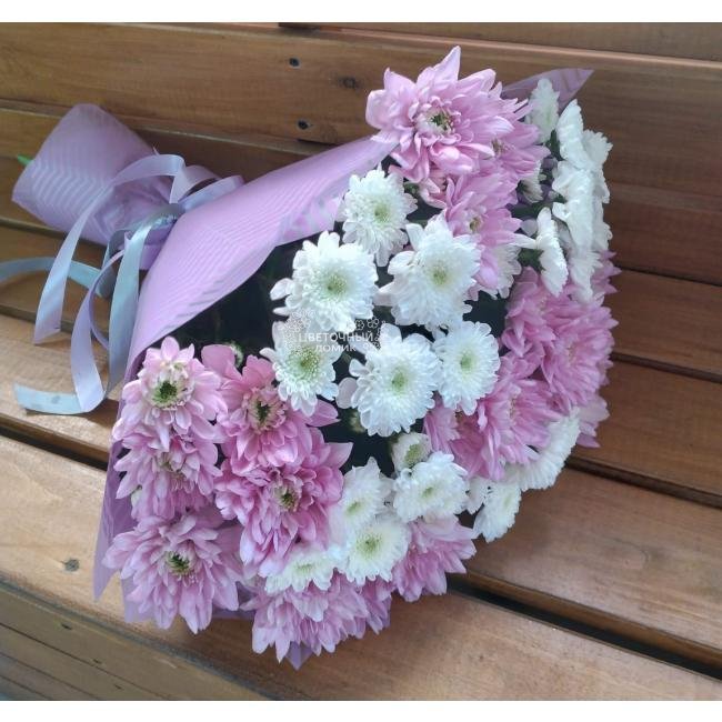 Букет с хризантемами &laquo;Ванильное небо&raquo; 