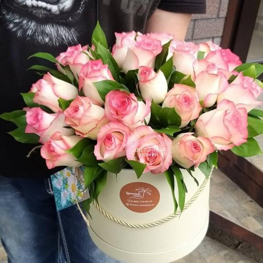 Композиция в коробке &laquo;Робкий поцелуй&raquo;