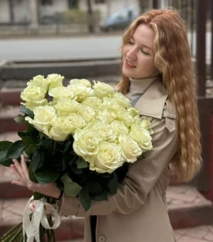 девушка с букетом белых роз